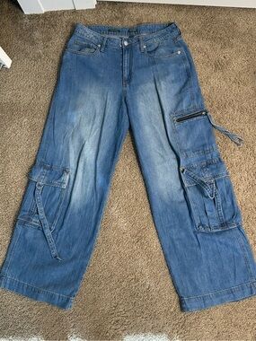 Women’s Wide-Leg Cargo Jeans